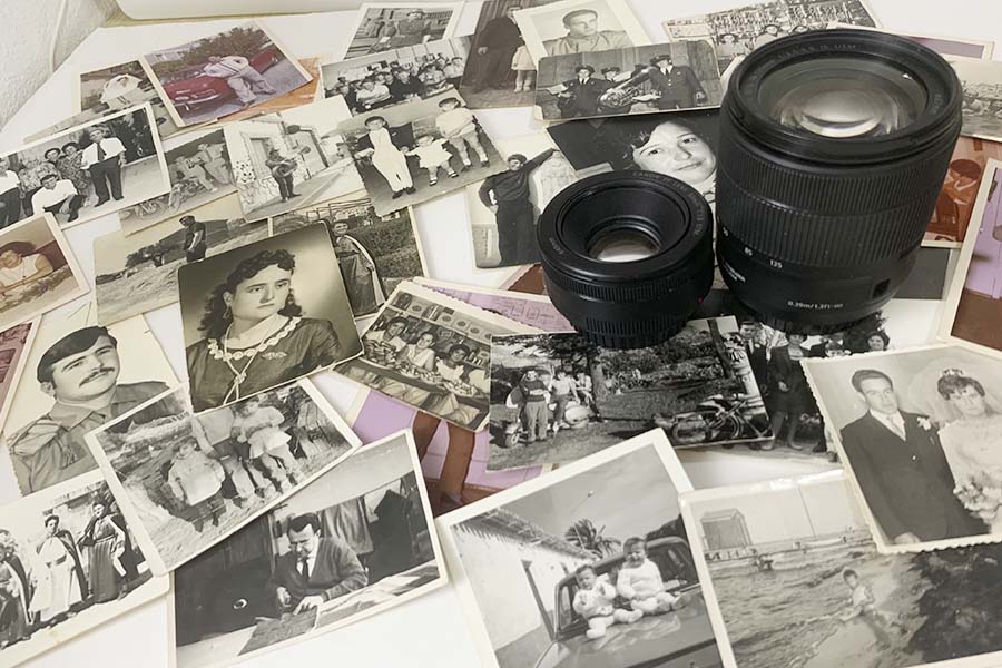 fotos antiguas sobre una mesa sobre ellas dos zoom para camara fotografica