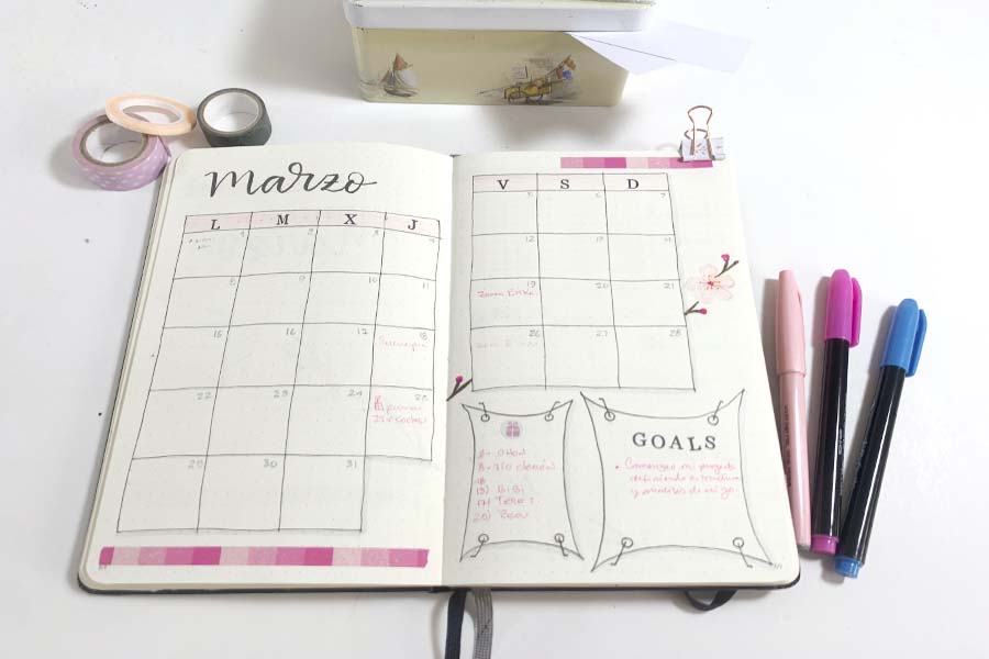 un calendario en formato casillas del mes de marzo con dos bloques para escribir objetivos y notas del mes bullet journal