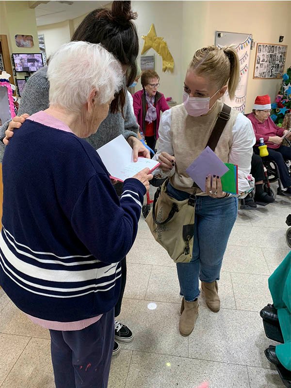 abuelita-leyendo-tarjeta-de-navidad-scrapbooking-murcia-residencias