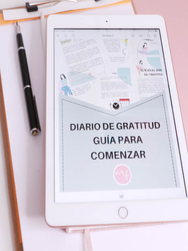 una tablet que en la pantalla dice diario de gratitud guia para comenzar