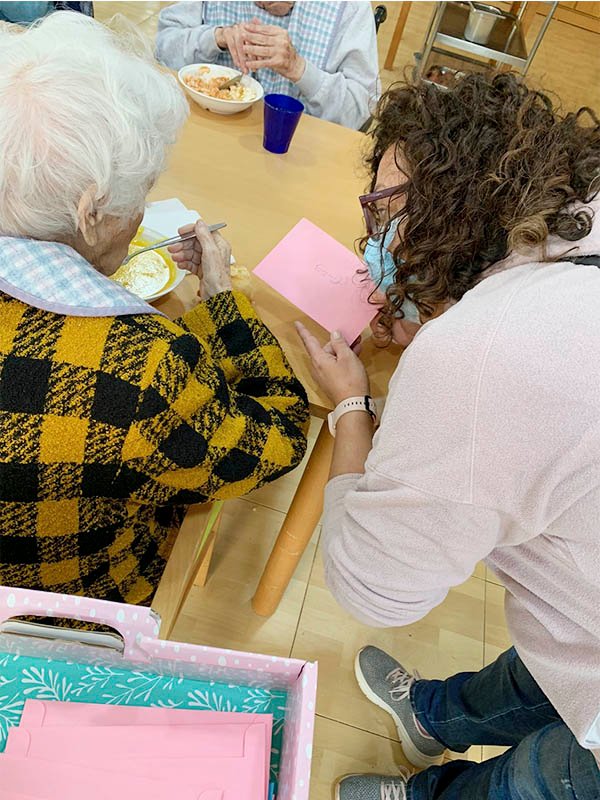 Una abuelita recibe una tarjeta de navidad