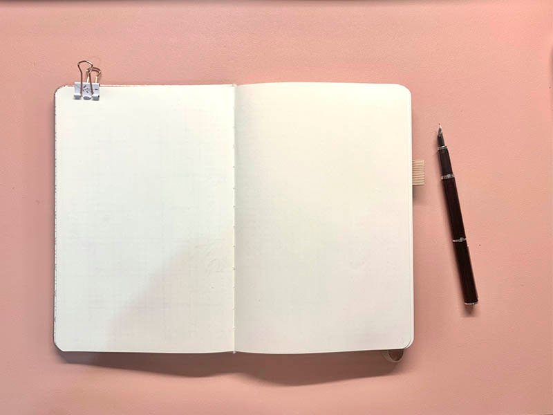 Una libreta con paginas en blanco abierta por ambos lados