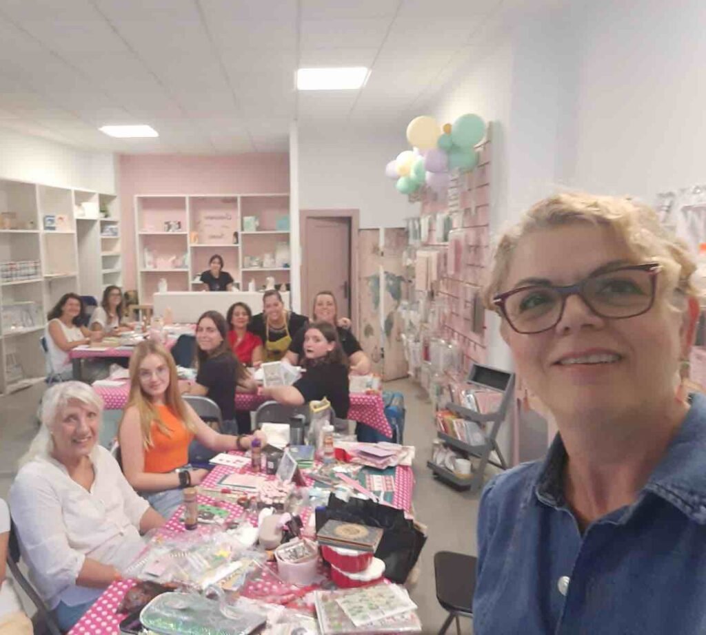 chicas-haciendo-tarjetas-de-navidad-abuelitos-de-residencias-en-murcia-scrapbooking