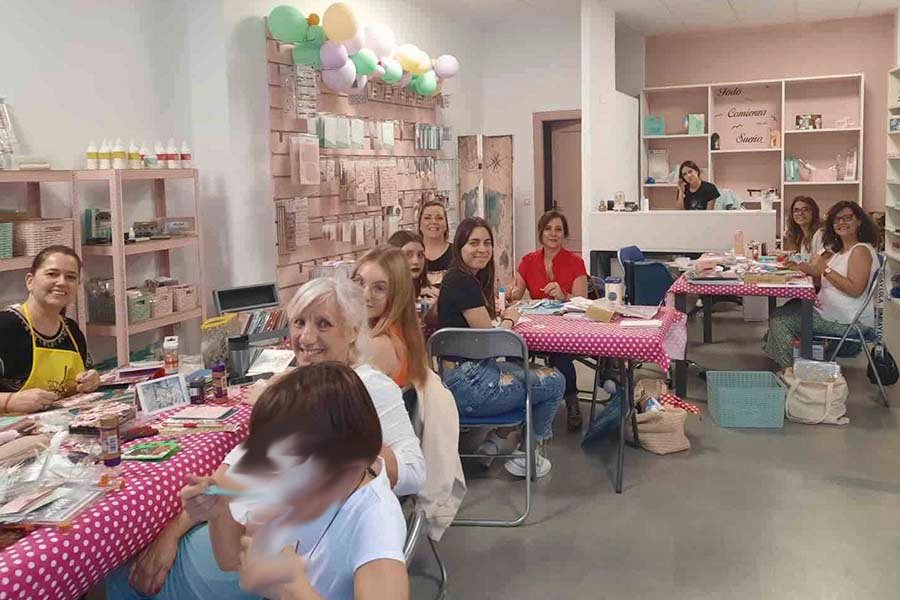 mujeres-haciendo-tarjetas-de-navidad-para-abuelitos-en-residencias-murcia-scrapbooking