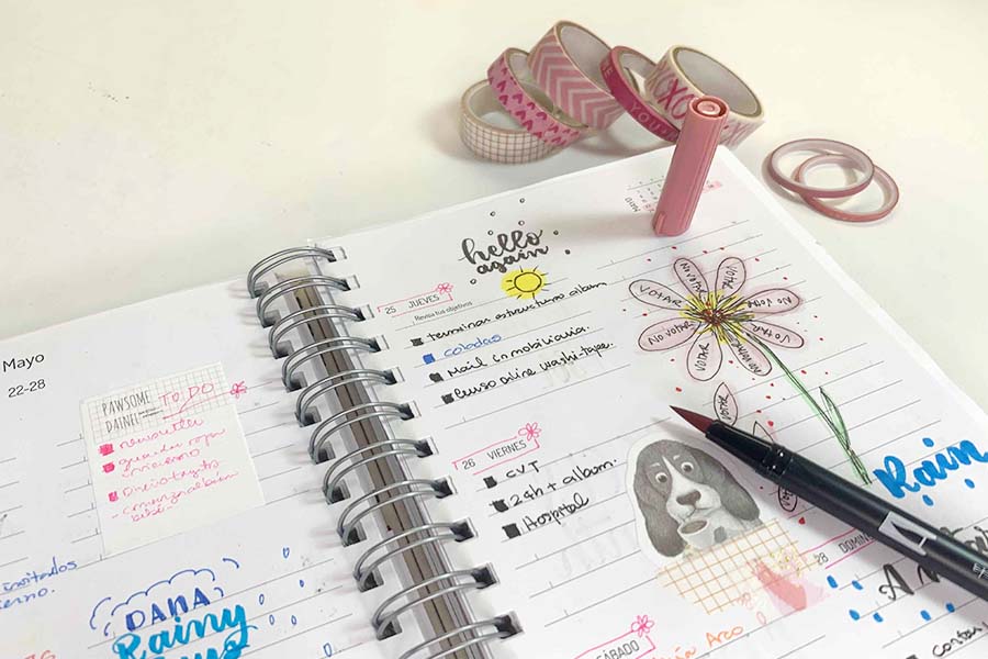 cuaderno bullet journal con pagina abierta