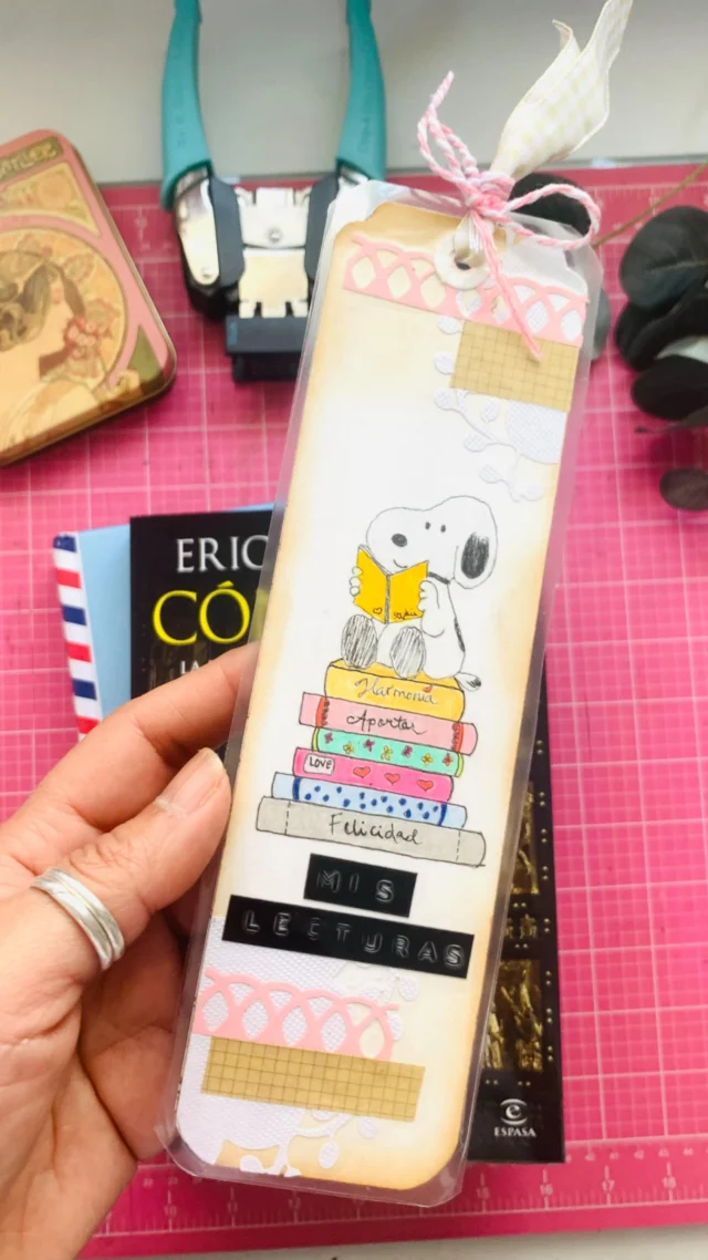 Marcapáginas. Diseño único, hecho por las manos creativas de mi amiga @free_spirit_stephie 😍

Mi trabajo consistió en llevar el diseño al terreno de scrapbooking, es decir, decorarlo y para ello utilicé un trocito de blonda, una banda de cartulina troquelada,  una etiqueta hecha con la Dymo, washi tape, tinta Distress en tono vintage, cartulina decorada y dos trocitos de cinta. 

Agradecida por este detalle tan bonito que ahora estará dentro del libro que acompaña mi lectura del mes -y de las que vienen-🥰. Espero os guste y sirva de inspiración para vuestros diseños. ¿A que a todos nos gusta un bonito marcapaginas? 

#marcapaginas 
#scrapbooking 
#mayflamenco