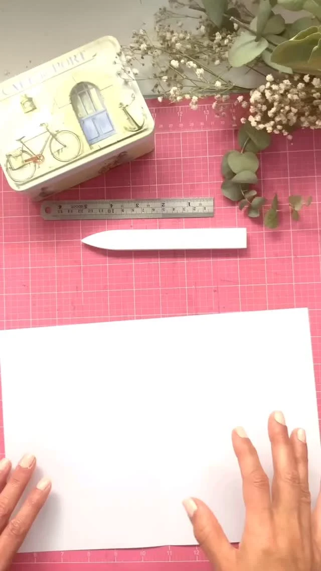 Llevo muchos años coleccionando frases de gratitud. Las utilizo para decorar mi Bullet Journal, ilustrar calendarios, hacer pegatinas o cuadros y esta vez les he dado un nuevo uso en un formato distinto, un mini magazine. Un diseño inspirado en mi querida @karenthaco de su curso de Snail Mail junto con @_jackierueda 

Esta mini revista -sería así su nombre en español- es un folio de cartulina doblado en cuatro y en cada recuadro se descubre algo bonito y especial. Un mini magazine da para muchas ideas creativas; mi aporte ha sido 
para llenarla de mucha gratitud. Hay nueve frases de agradecimiento  dibujadas con lettering y luego algunos puntos de decoración con sellos en un fondo pintado con de tinta distress. ¿Qué te parece la idea? ¿A que es bonita? ¿Qué pondrías tú?

#snailmail
#lettering 
#gratitud 
#FrasesInspiradoras
#mayflamenco